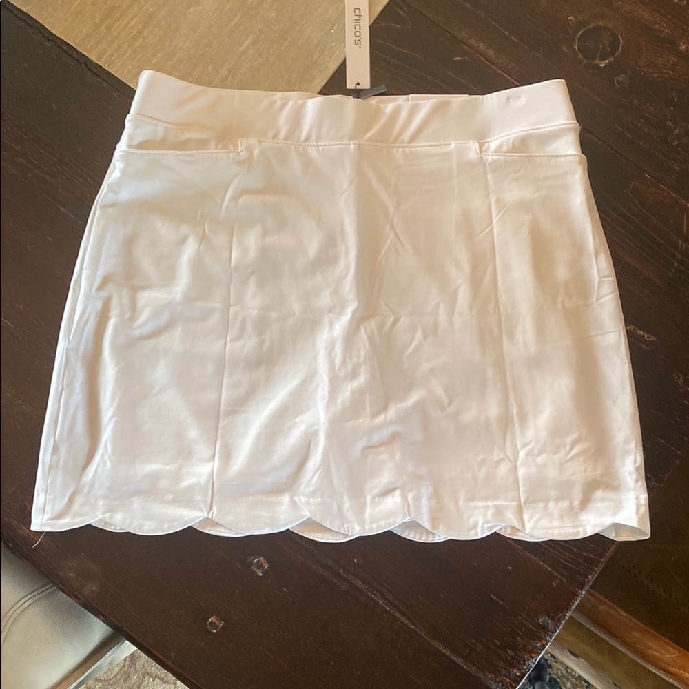 Chico's Elegant Zenergy Scalloped Hem White Skort. New w/tags. Size 2.5 (14)